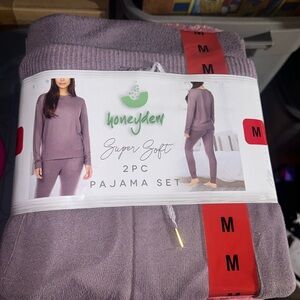 BRAND NEW WOMENS 2PC PAJAMA SET FOR SALE SIZE MEDIUM
